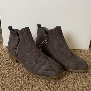NWT Universal Thread Sz 11 Perforated Faux Suede Booties